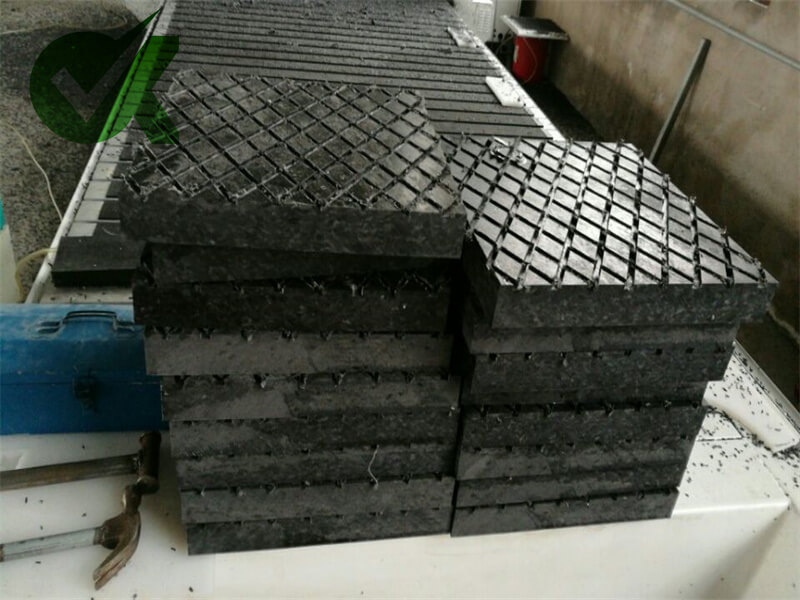 UHMWPE crane outrigger pads providing a safe worit environment